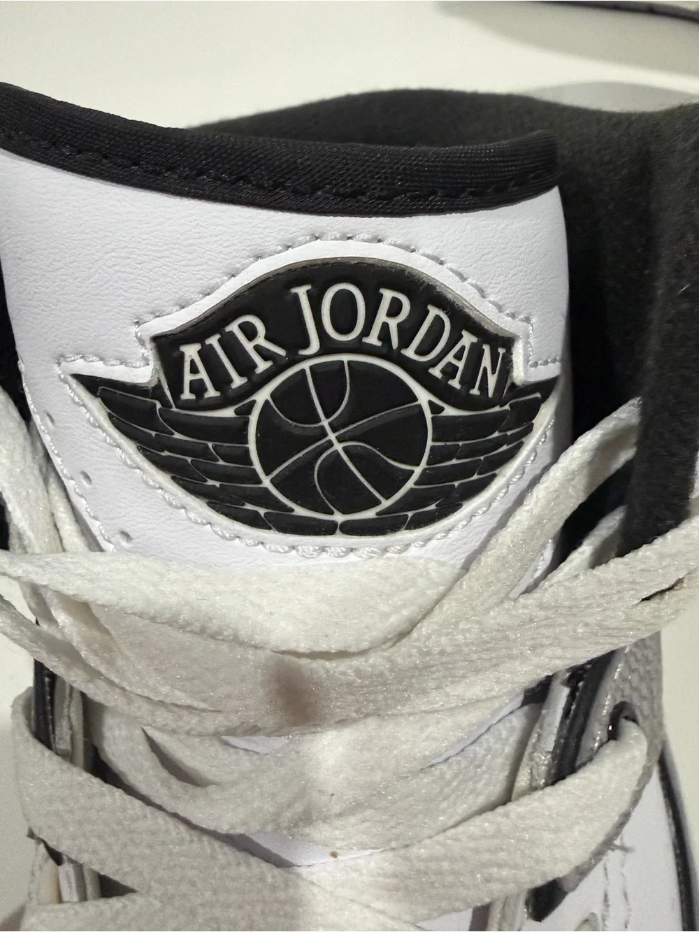 Nike Air Jordan 2 Retro Mid-Top Kids 6.5Y Leather Sneakers